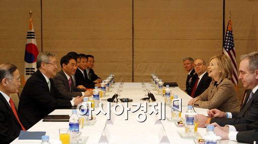 [포토] 입장 밝히는 힐러리 미 국무장관