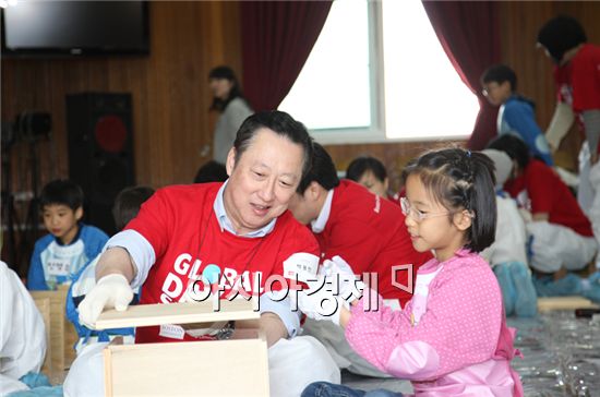 [포토] 어린이와 독서상자 만드는 박용만 회장