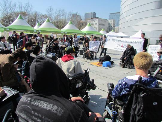 이상호 서울시의원이 장애인당사자가 지켜보는 가운데 108배를 하고 있다.