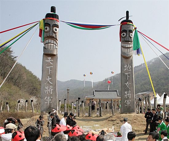 칠갑산 입구에 서 있는 장승.