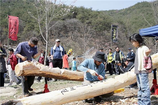 전국 전통장승작가 초청, 장승 깎기 시연회 전경.