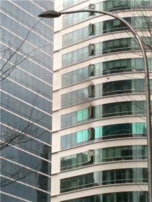 18일 오전 9시께 서울 강남구 푸르덴셜빌딩 10~12층에서 화재로 연기가 피어오르는 모습.