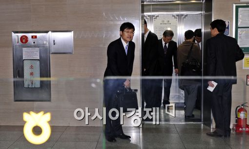 [포토]농협 들어서는 검사역들