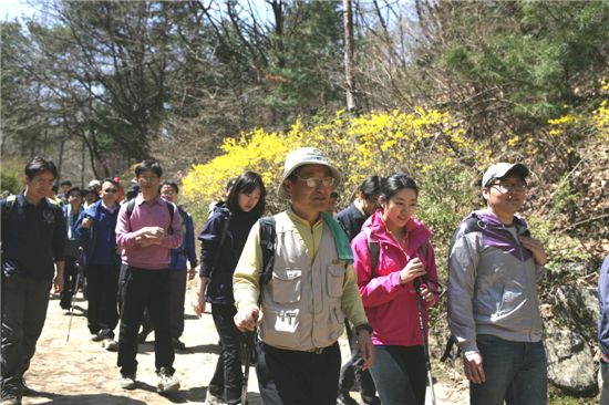 정범식 호남석유화학 사장(가운데)이 지난 16일 출입기자들과 청계산을 오르고 있다. 