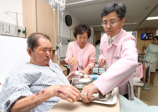 우정사업본부, 무의탁환자 3천명에 야간간병서비스 