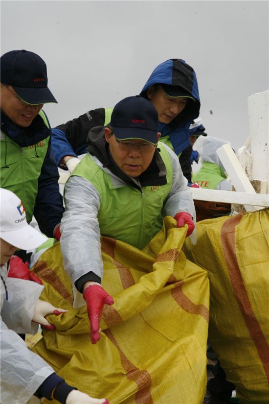 [포토]롯데百 임직원 "폭설피해 농민, 힘내세요"