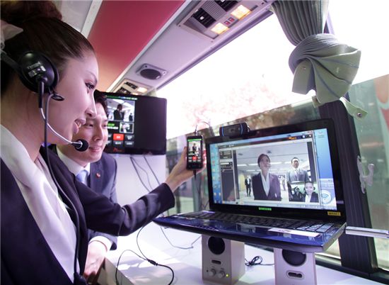 SK텔레콤이 19일 분당사옥에서 4세대(4G) 네트워크 LTE 시연회를 열고 이동중인 버스 내에서 LTE를 이용한 영상통화를 선보였다. 
