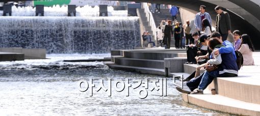 [포토]시원한 청계천에 앉아...
