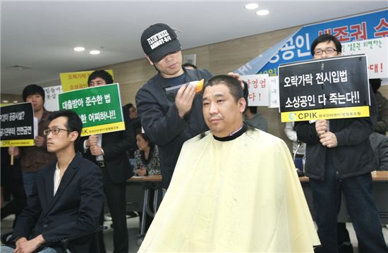 19일 최승재 PC방조합 이사장(앞줄 오른쪽)을 비롯한 업계 관계자들이 국민건강증진법 개정안에 반발해 삭발식을 진행하고 있다.