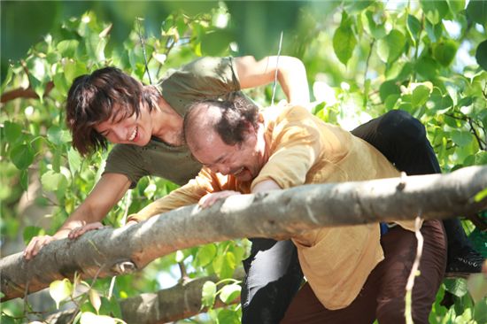 Korean actors Lee Min-ho and Kim Sang-ho on a tree for upcoming SBS TV series "City Hunter." [3HW]