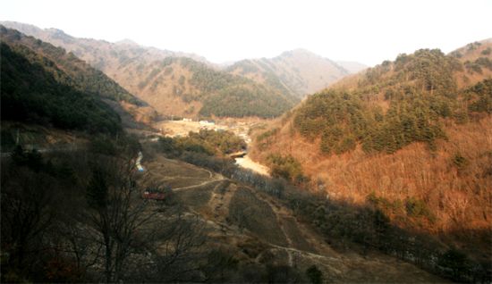 [김경래의 우리 땅 살만한 마을] 산과 물에 갇힌 오지 '내린천을 따라 가는 마을'