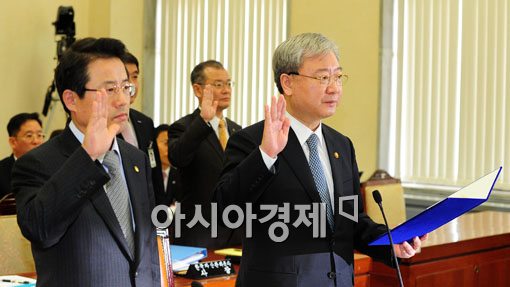 [포토] 증인 선서하는 권혁세, 김석동 