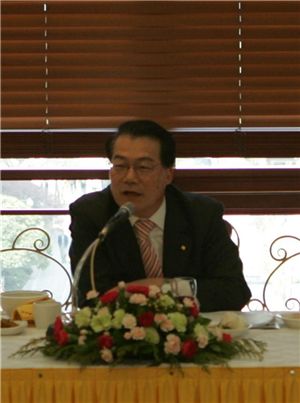 간담회를 진행 중인 남기섭 수출입은행 부행장. 
