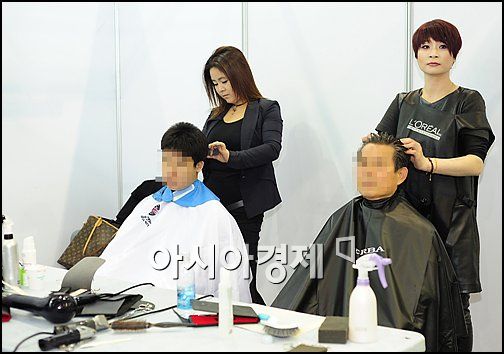 [포토]'장애인 위한 재빠른 손놀림'