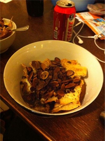 토스트 위에 튀긴 마늘을 뿌린 요리(?). 얼핏 봐서는 먹는 것인 줄 알기 어렵다. 