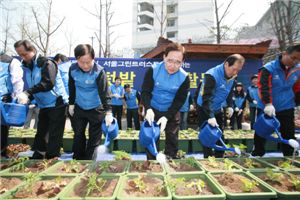 한동우 신한금융지주 회장(가운데)을 비롯한 그룹 CEO들이 20일 서울 성북구 삼선동 소재 삼선공원에서 상자텃밭 만들기 자원봉사 활동을 펼치고 있다. 사진은 좌측부터 한도희 신한캐피탈 사장, 서진원 신한은행장, 한동우 회장, 이재우 신한카드 사장.

