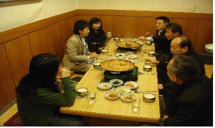 찾아가는 인사 상담..김옥식 인사팀장(왼쪽 가운데)가 직원들과 점심을 하면서 애로사항을 듣고 있다.