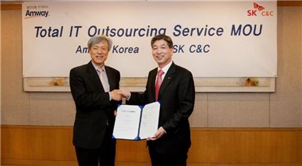 박세준 한국암웨이 사장(사진 왼쪽)과 SK C&C 정철길 사장이 MOU 체결 후 기념 촬영을 하는 모습


