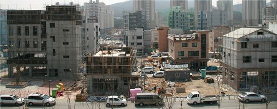 성남 판교 인근에 점포겸용 단독주택이 지어지는 모습. 