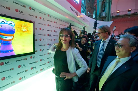 LG전자가 21일(현지시간) 프랑스 파리의 대표적 문화 명소인 그랑 팔레(Grand Palais)에서 개최한 사상 최대 규모 ‘시네마 3D 범유럽 출시 행사’에 참석한 배우 소피 마르소(TV 앞)가 시네마 3D TV를 시청하고 있는 모습. 