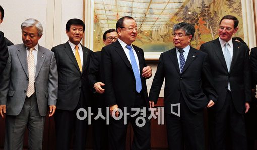 [포토] '강만수 행장님은 총재님 옆자리로~'