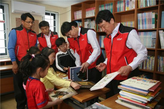KT 사랑의 봉사단원들이소망지역센터 아동들과 함께 KT 직원들이 기증한 도서를 정리하고 있는 모습.
