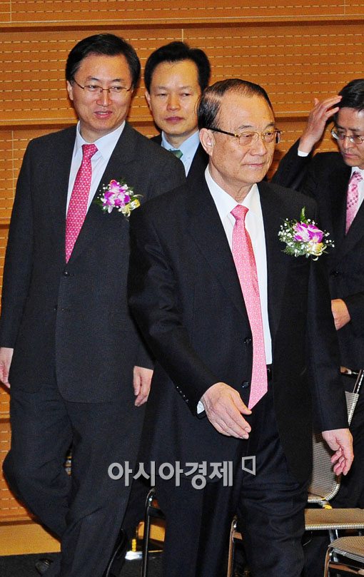 [포토] 정보통신의 날 기념식 참석하는 최시중·최중경