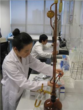 ▲ 롯데홈쇼핑 품질연구센터 연구원들이 홈쇼핑을 통해 판매하는 제품에 대해 품질 검사를 실시하고 있다. 