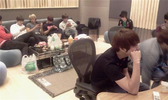 BEAST members in the recording studio. [Yoseop's official Twitter website]