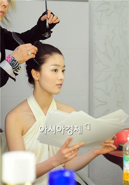 [PHOTO] Secret Han Sun-hwa preps for commercial shoot