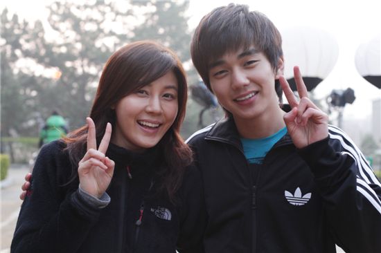 Korean actress Kim Ha-neul (left) and actor Yoo Seung-ho (right) on the set of thriller "Blind." [NEW]