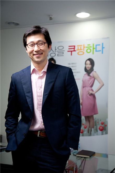 26일 김범석 쿠팡 대표가 서울 논현동에 위치한 본사 사무실에서 포즈를 취하고 있다.
