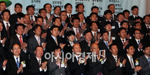 [포토]박수치는 환경기업 대표들