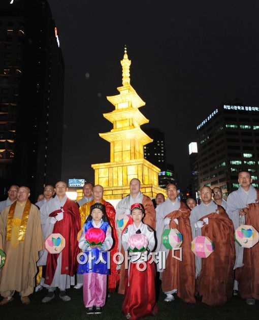 [포토]서울광장 연등 점등!