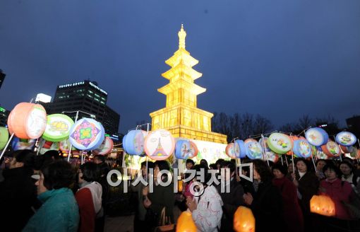 [포토]서울광장 석가탑연등 점등