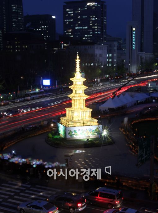 [포토]도심 속 화려한 석가탑 연등