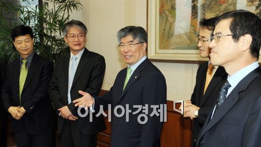[포토]경제동향간담회 주재하는 김중수 총재