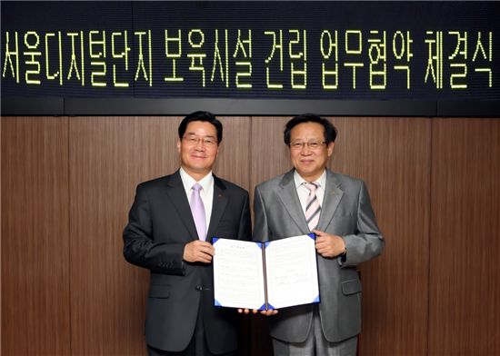 차성수 금천구청장(오른쪽)이 박봉규 한국산업단지공단 이사장이 26일 워킹맘들의 일과 가정의 양립지원을
 협약을 맺었다.