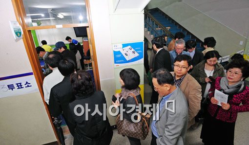[포토] '국민의 권리 행사하려 왔습니다~'