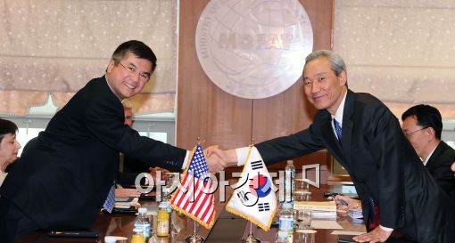 [포토]악수하는 게리 로크 미국 상무장관과 김종훈 통상교섭본부장