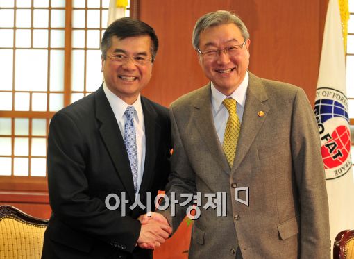 [포토]악수하는 김성환 장관과 게리로크 장관