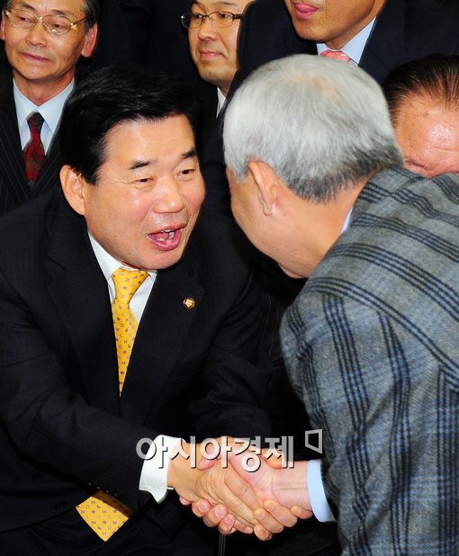 [포토] 기쁨 감추지 못하는 김진표 의원