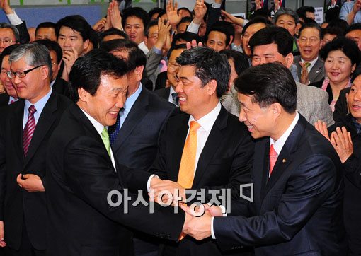 [포토] 지지자들과 인사하는 손학규 당선자