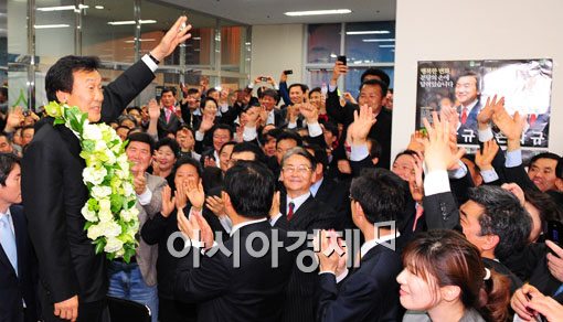 [포토] 승리의 기쁨 만끽하는 손학규 당선자