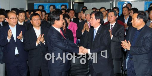 [포토]인사 나누는 강재섭 후보