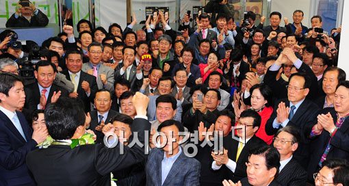 [포토] 손학규 당선자, '선거 결과는 정권 심판의 의미'