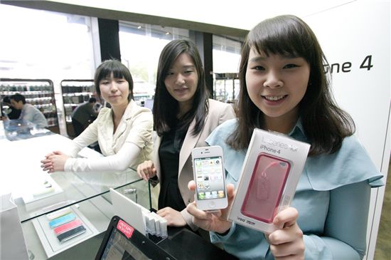 [포토]KT 아이폰4 화이트 1호 개통 고객