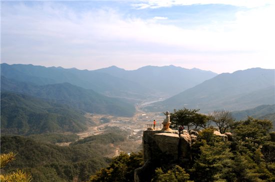 [여행]1300살 석불이 묻는다 저 아래는 살 만하냐고···