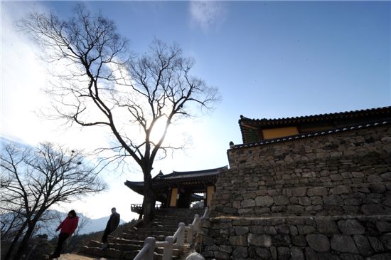 [여행]1300살 석불이 묻는다 저 아래는 살 만하냐고···