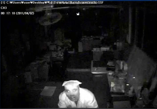 개탈을 쓰고 음식점에 들어가 돈을 훔치는 장면이 찍힌 폐쇄회로TV 장면.
